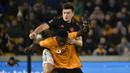 Bek Manchester United, Harry Maguire, mengawal pemain Wolverhampton Wanderers, Benny Ashley-Seal, pada laga Piala FA di Stadion Molineux, Sabtu (4/1/2020). Kedua tim bermain imbang 0-0. (AP/Rui Vieira)