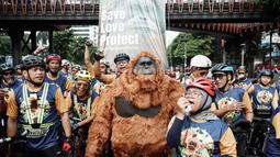 Lembaga Swadaya Masyarakat (LSM) lingkungan Satya Bumi menggelar aksi seruan perlindungan satwa orangutan saat pelaksanaan Hari Bebas Kendaraan Bermotor (HBKB) atau Car Free Day (CFD) di Jakarta pada 24 Agustus 2025. (YASUYOSHI CHIBA/AFP)