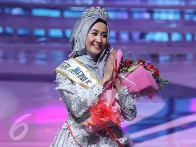 Siti Ashari asal Padang keluar sebagai pemenang Puteri Muslimah Indonesia 2016 dalam malam puncak yang diadakan di Studio 6, Jakarta, Rabu (11/5). Atas kemenangannya, Siti Ashari mendapat hadiah uang tunai sebesar Rp50 juta. (Liputan6.com/Herman Zakharia)