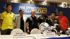 Pelatih Timnas Indonesia U-22, Indra Sjafri bersama pelatih dari Grup B lainnya saat menggelar jumpa pers di Hotel Century Park, Manila, Minggu (24/11/2019). Cabang sepak bola SEA Games 2019 akan mulai bertanding Senin (25/11) esok. (Bola.com/M Iqbal Ichsan)