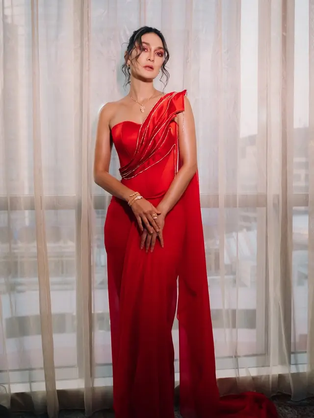 Inspirasi Outfit Luna Maya saat Kenakan Baju Merah