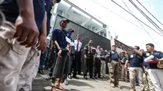Tersangka Ius Pane menjalani prarekonstruksi aksi perampokan dan pembunuhan di perumahan Pulomas, Jakarta Timur, Jumat (6/1). Prarekonstruksi tersebut bersifat tertutup untuk seluruh adegan yang ada di dalam ruangan rumah. (Liputan6.com/Faizal Fanani)