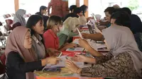 Sejumlah pendaftar mengajukan permohonan Beasiswa Tangguh di Surabaya. (Istimewa)