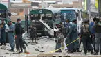 Pasukan keamanan Afghanistan berjaga di lokasi serangan bom bunuh diri di pinggiran barat Kabul, Afghanistan, Kamis (30/6). Sebanyak 27 orang dikabarkan tewas dalam peristiwa naas tersebut. (REUTERS/ Omar Sobhani)