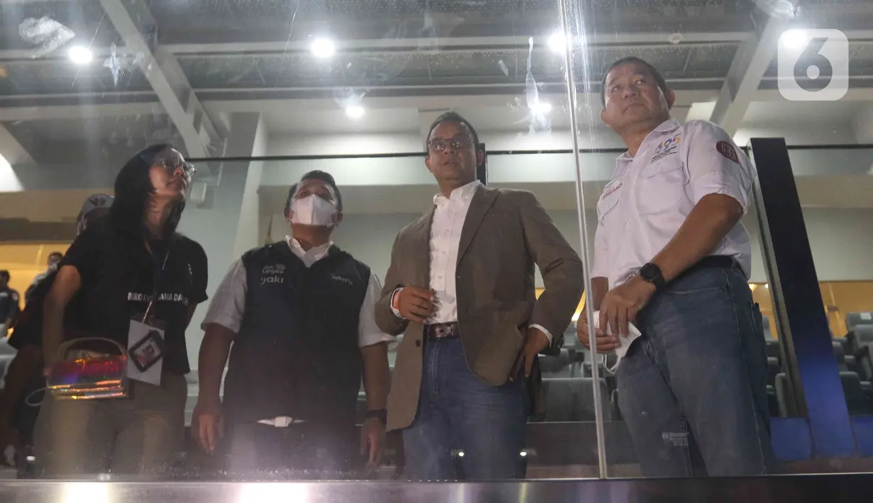 Gubernur DKI Jakarta Anies Baswedan (kedua kanan) menghadiri malam puncak Perayaan HUT ke-495 tahun Jakarta di Jakarta International Stadium (JIS), Jakarta, Sabtu (25/6/2022). Seperti diketahui, Pemerintah Provinsi (Pemprov) DKI membuka secara gratis bagi masyarakat yang ingin memiliki tiket masuk. (Liputan6.com/Herman Zakharia)