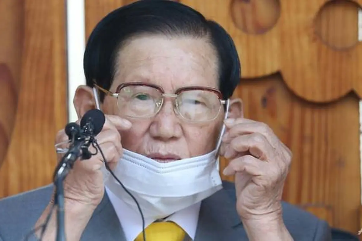 Pemerintah kota Seoul telah mengajukan pengaduan pembunuhan terhadap pemimpin Shincheonji Lee Man-hee karena gagal bekerja sama dalam mengatasi epidemi.