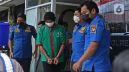 Musisi Erdian Aji Prihartanto alias Anji dihadirkan saat konferensi pers rilis pengungkapan kasus narkoba di Polres Metro Jakarta Barat, Jakarta, Rabu (16/6/2021). Anji ditangkap pada 11 Juni 2021 di wilayah Cibubur, Jakarta Timur. (Liputan6.com/Herman Zakharia)