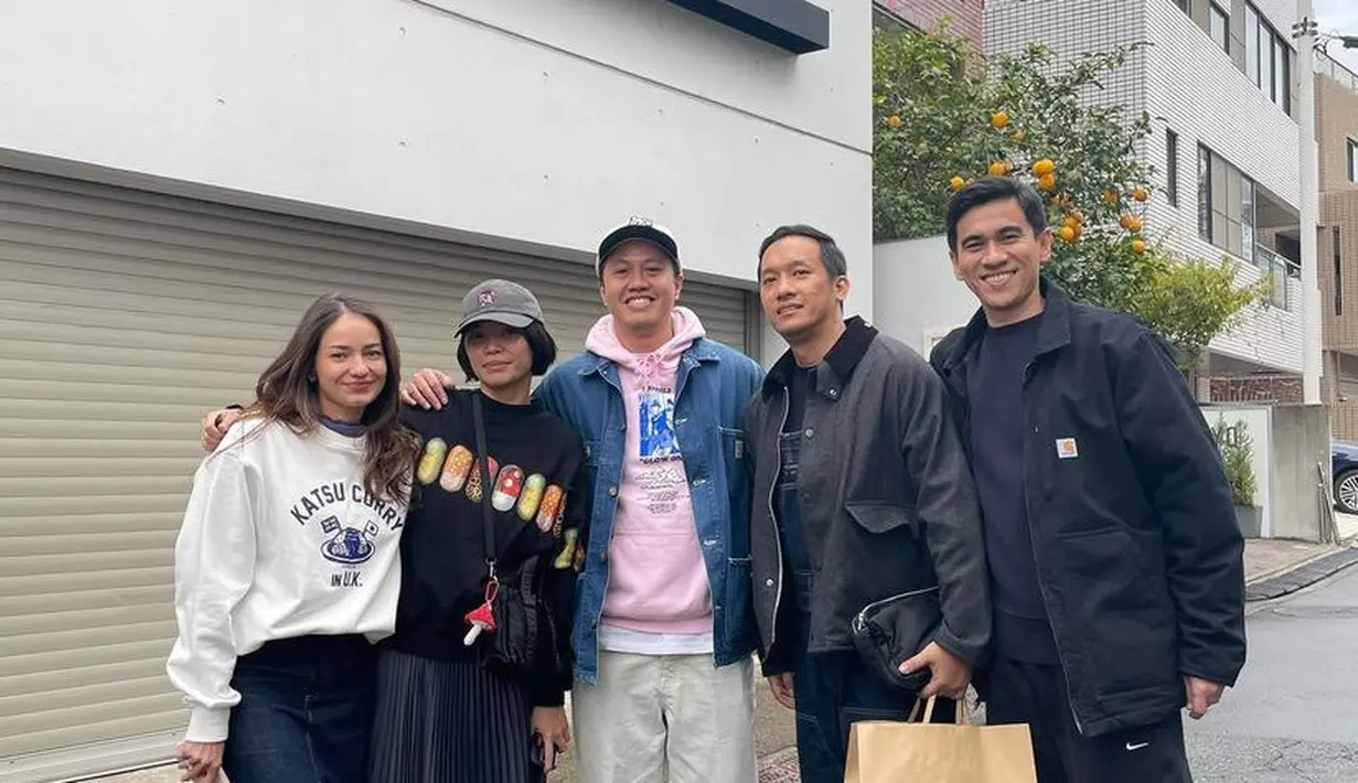 Enzy memilih mengenakan sweater putih dipadukan denim skirt dipadukan sneakersnya. Rambutnya dibiarkan terurai.  [@stockroomrekord]