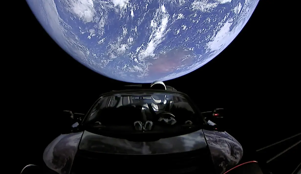 Gambar dari video yang disediakan oleh SpaceX ini menunjukkan mobil Tesla Roadster yang berada dalam roket Falcon Heavy sedang meluncur ke luar angkasa (6/2). (SpaceX via AP)