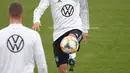 Penyerang Jerman Luca Waldschmidt melakukan pemanasan selama sesi latihan di Dortmund, Jerman, Senin (7/10/2019). Jerman akan menghadapi Argentina dalam laga persahabatan di Signal Iduna Park pada 10 Oktober 2019. (Ina FASSBENDER/AFP)