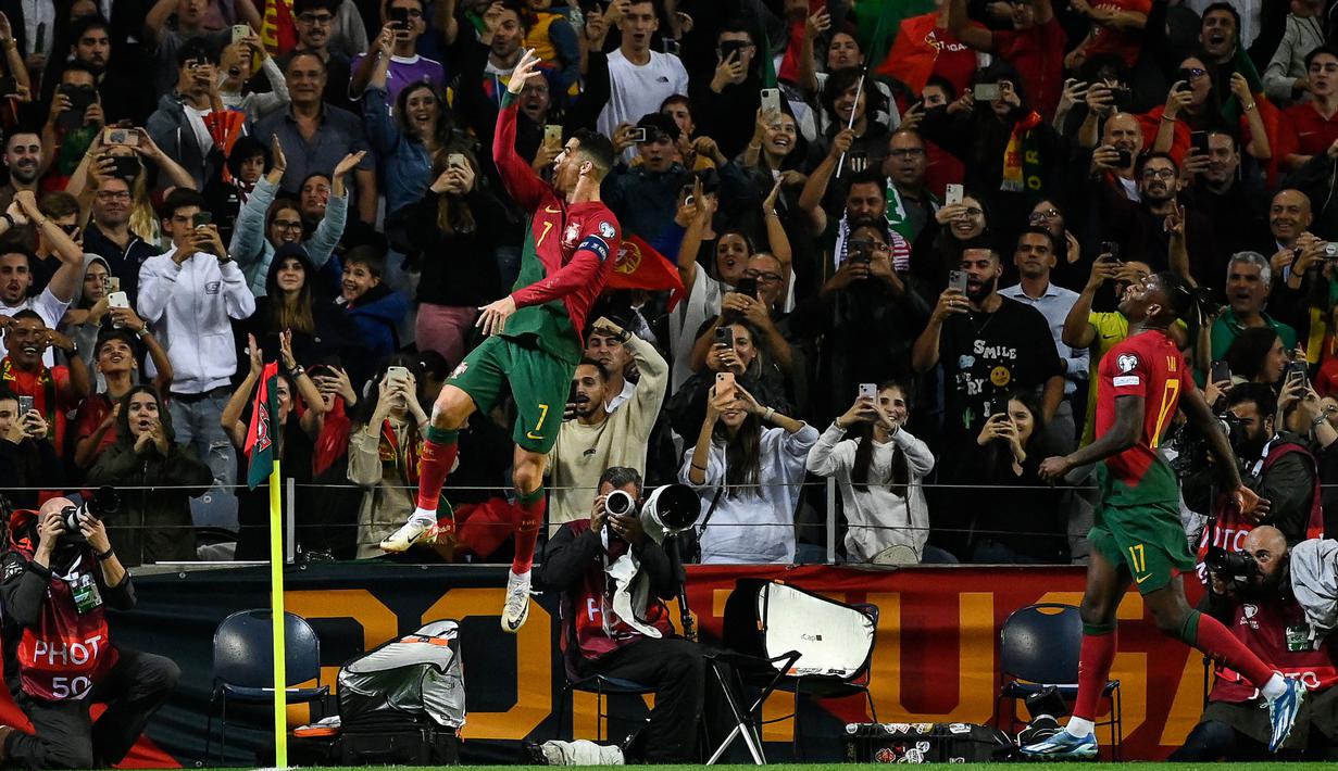 Pemain Timnas Portugal, Cristiano Ronaldo melakukan selebrasi setelah mencetak gol ke gawang Slovakia pada laga putaran pertama Grup A Kualifikasi Euro 2024 di Dragao stadium, Porto, Portugal, 13 Oktober 2023. (AFP/Miguel Riopa)