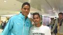 Martunis foto bersama Raphael Varane usai menonton laga antara Real Madrid melawan Getafe di Stadion Santiago Bernabeu, Spanyol. (Istimewa)