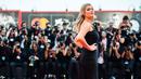 Model Kate Upton berpose untuk fotografer saat menghadiri pemutaran perdana film 'Marriage Story' di Venice Film Festival 2019, Italia, Kamis (29/8/2019). Wanita terseksi di dunia versi majalah Maxim tersebut tampil memesona dengan balutan gaun hitam. (Photo by Arthur Mola/Invision/AP)