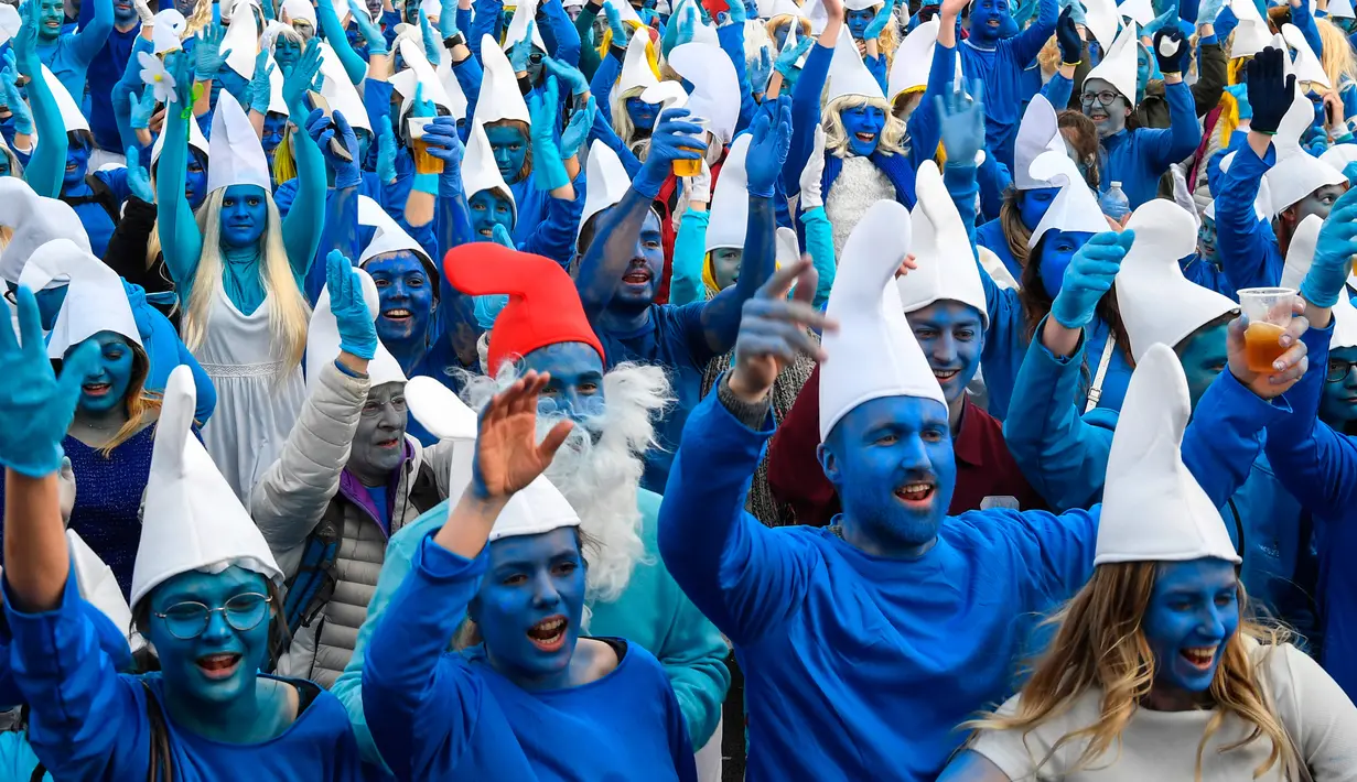 Orang-orang berpakaian seperti Smurf untuk memecahkan rekor pertemuan terbesar di dunia, di Landerneau, Prancis barat, Sabtu (7/3/2020). Sebanyak 3.500 orang berkumpul dan berdandan serba biru seperti Smurf, bahkan ada yang mengecat wajah dan kulit mereka. (Photo by Damien MEYER / AFP)