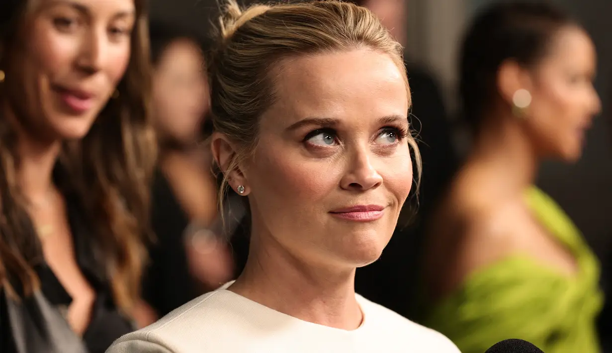 Ekspresi Reese Witherspoon saat menghadiri pemutaran perdana film "Surface" untuk Apple TV+ di Perpustakaan Morgan di New York, Senin (25/7/2022). Reese menonjolkan mata birunya dengan liner hitam legam bersayap yang apik sementara rona merah muda bayi menghiasi tulang pipinya. (AFP Photo/JAMIE MCCARTHY)