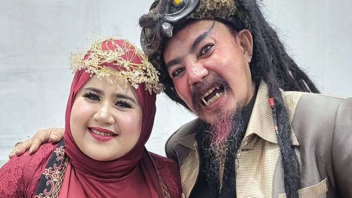 Intip Potret Limbad Pamer Gigi Taring yang Nyentrik, Ceritanya saat Umrah Viral