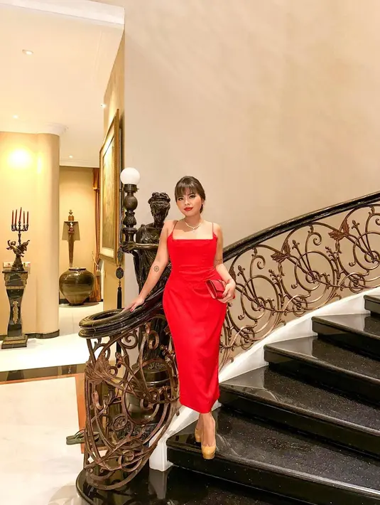 Felicia Hutapea kembali tampil luar biasa dibalut gaun berwarna merah. Dress bertali spageti ini tampak membalut tubuhnya dengan sempurna. Foto: Instagram.