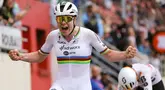 Tim SD Worx - Pembalap protime Lotte Kopecky melakukan selebrasi usai melewati garis finis pada balapan sepeda Paris Roubaix Femmes 2024 menempuh jarak 148,5km antara Denain dan Roubaix, Prancis, Sabtu (07/06/2024) waktu setempat.  (AFP/Thomas Samson)