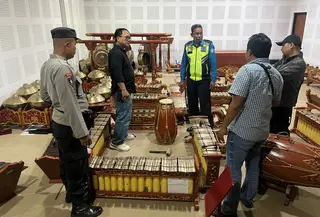 Polisi memeriksa TKP lokasi pencurian Gamelan di FIB UGM. (Dok Polres Sleman)