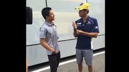 Rio Haryanto berbincang dengan pebalap Sauber, Felipe Nasr, sebelum konferensi pers jelang latihan bebas pertama F1 GP Jerman di Sirkuit Hockenheim, Jerman, (29/7/2016). (Bola.com/Twitter/Manorracing)