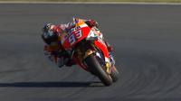 Pebalap Repsol Honda, Marc Marquez, gagal merebut pole position setelah kalah 0,180 detik dari Valentino Rossi (Movistar Yamaha) pada sesi kualifikasi kedua MotoGP Jepang di Twin Ring Motegi, Sabtu (15/10/2016). (Crash)