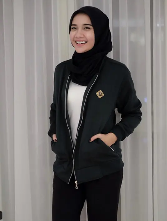 Di usia yang masihmuda ini, Zaskia memang ining memaksimalkan diri dalam berkarya. Ia ingin di hari tua nanti tinggal menikmati hasil yang selama ini dicapai dengan penuh usaha. (Instagram/zaskiasungkar15)