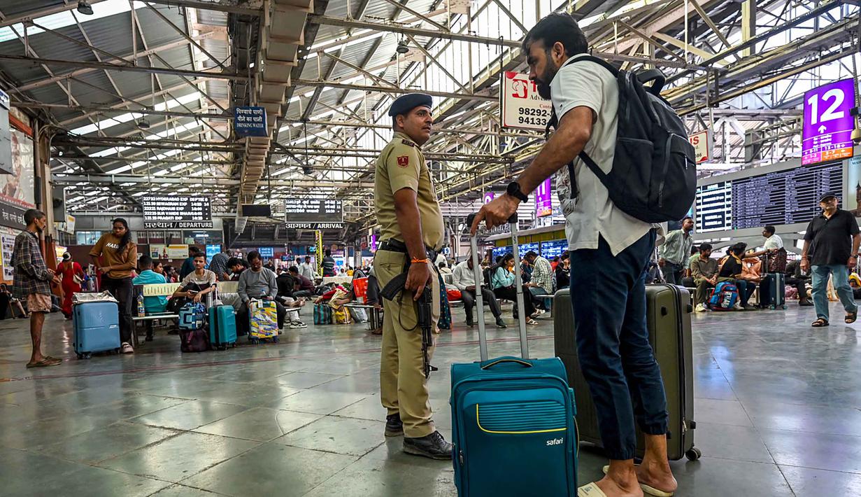 Hingga kini, pihak berwenang masih belum mengumumkan penyebab ledakan tersebut. Tampak dalam foto, seorang anggota polisi berjaga di Stasiun Kereta Api Chhatrapati Shivaji Terminus (CST) di Mumbai pada 11 November 2025. (Punit PARANJPE/AFP)