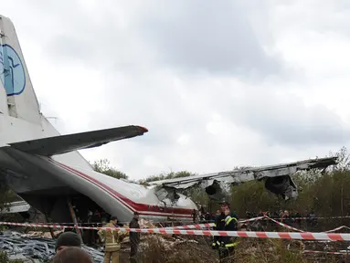Polisi memeriksa lokasi kecelakaan pesawat kargo Antonov-12 di Lviv, Ukraina, Jumat (4/10/2019). Pihak berwenang Ukraina mengatakan lima orang tewas dalam kecelakaan tersebut. (AP Photo/Tys Mykola)