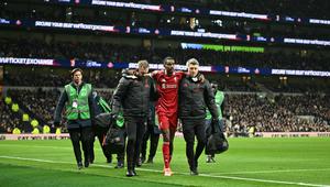 Penyerang Liverpool, Alexander Isak, mengalami cedera saat timnya menang 2-1 atas Tottenham Hotspur pada laga pekan ke-17 Premier League di Tottenham Hotspur Stadium, Minggu (21/12/2025) dini hari WIB. (AFP/Justin Tallis)