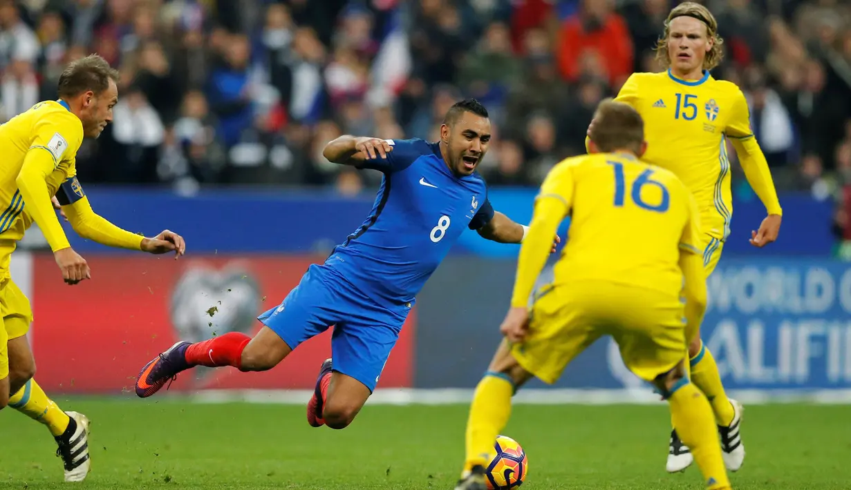 Aksi pemain Prancis, Dimitri Payet (tengah) saat dihadang para pemain Swedia   pada laga grup A Kualifikasi Piala Dunia 2018 di Stade de France Stadium, Saint-Denis, Prancis, (11/11/2016). (Reuters/Benoit Tessier)