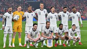 (Dari kiri ke kanan) Bek Inggris #02 Kyle Walker, kiper Inggris #01 Jordan Pickford, bek Inggris #05 Ezri Konsa, bek Inggris #12 Dan Burn, gelandang Inggris #17 Curtis Jones, gelandang Inggris #10 Jude Bellingham, dan penyerang Inggris #11 Marcus Rashford, (dari kiri ke kanan) gelandang Inggris #04 Declan Rice, penyerang Inggris #09 Harry Kane, bek Inggris #23 Myles Lewis-Skelly, dan gelandang Inggris #07 Phil Foden, berpose untuk foto bersama sebelum kick-off pertandingan kualifikasi Piala Dunia 2026 Grup K antara Inggris dan Albania, di stadion Wembley di London, Sabtu dini hari WIB (22-3-2025). (Glyn KIRK/AFP)