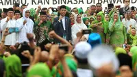 Presiden Joko Widodo bersama Ibu Negara Iriana, Menag Lukman Hakim Saifuddin, Ketum PBNU Said Aqil Siradj, Ketum PP Muslimat NU Khofifah Indar Parawansa saat menghadiri Harlah ke-73 Muslimat NU di SUGBK, Jakarta, Minggu (27/1). (Liputan6.com/Johan Tallo)