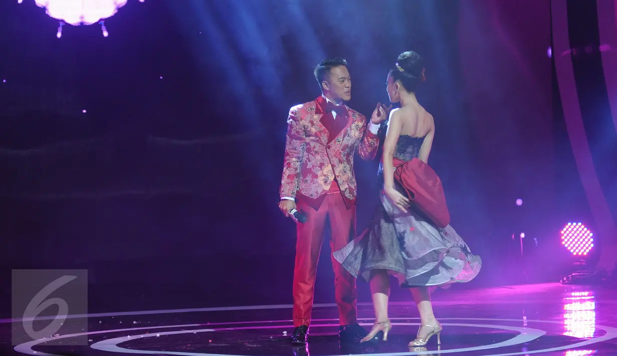 Penampilan memukau Danang, finalis asal Indonesia, dalam Grand Final D'Academy Asia 2015 Result Show di Studio 5 Indosiar, Jakarta, Selasa (29/12). (Liputan6.com/Herman Zakharia)