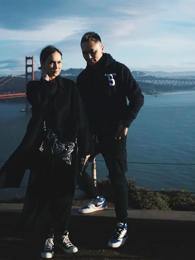 8 Tahun Menikah, Intip Gaya Sara Wijayanto dan Demian Aditya yang Selalu Kompak Kenakan Busana Serba Hitam