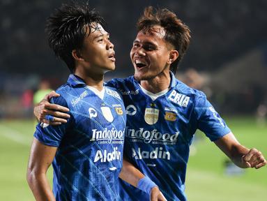 Persib Bandung memastikan lolos ke partai final Championship Series BRI Liga 1 2023/2024 setelah membungkam Bali United 3-0 pada laga leg kedua semifinal di Stadion Si Jalak Harupat, Soreang, Kabupaten Bandung, Sabtu (18/5/2024) malam WIB. Febri Hariyadi dkk unggul agregat 4-1 setelah sebelumnya bermain imbang 1-1 di kandang Bali United pada leg pertama. (Bola.com/Abdul Aziz)