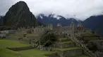 Para pengunjung tampak berjalan menaiki tangga di benteng Inca Machu Picchu , Peru, Rabu (12/8/2015). Machu Picchu merupakan situs warisan dunia UNESCO dan merupakan objek wisata unggulan di Peru. (REUTERS/Pilar Olivares)