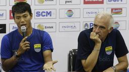 Bek Persib, Achmad Jufriyanto, memberikan keterangan pers usai laga Persib Vs PSM di Stadion GBLA, Bandung, Jumat (26/1/2018). Achmad Jufriyanto resmi mengumumkan kepindahannya dari Persib ke Kuala Lumpur FA, Malaysia. (Bola.com/M Iqbal Ichsan)