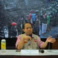 Kepala Pusat Data dan Informasi BNPB Sutopo Purwo Nugroho memberikan pemaparan terkait banjir bandang di Sentani, Jayapura di kantornya, Jakarta, Minggu (17/3). BNPB mencatat korban meninggal sudah mencapai 58 orang. (Liputan6.com/Angga Yuniar)