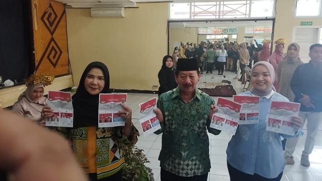 Eva Dwiana, Herman HN dan Rahmawati Herdian menunjukkan surat suara saat akan mencoblos di TPS 005 Tanjung Karang Pusat. Foto : (Liputan6.com/Ardi).