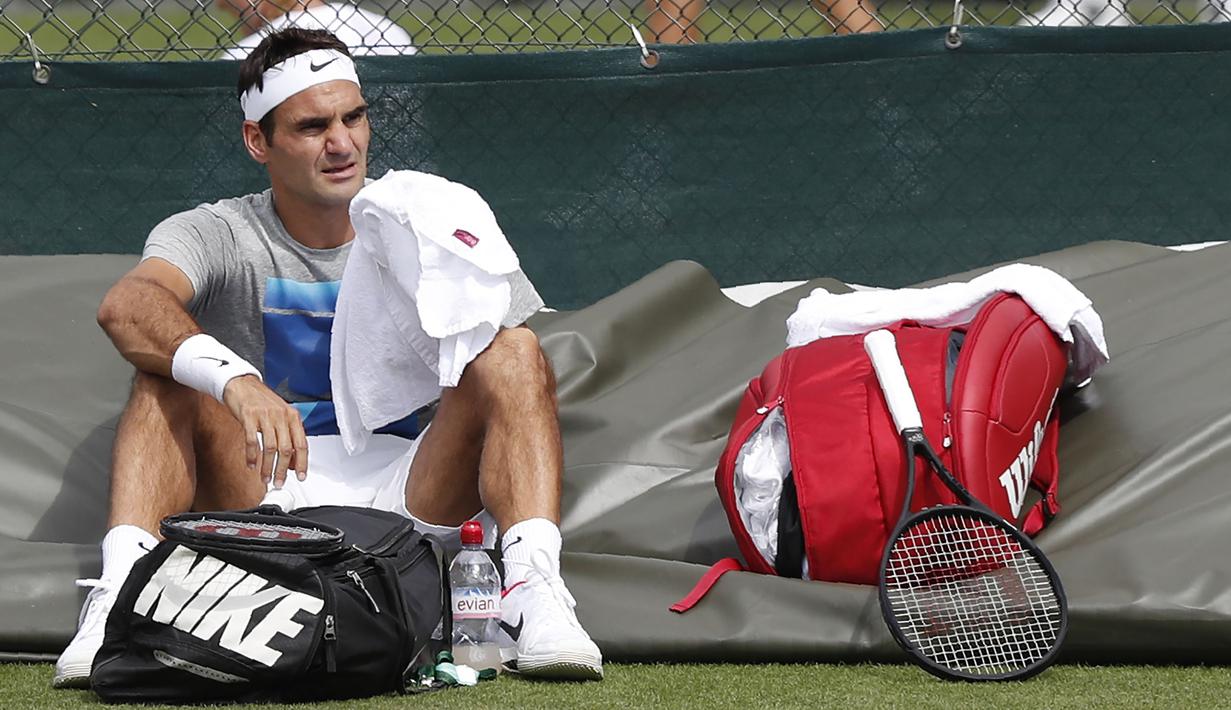 Petenis Swis, Roger Federer bersantai sejenak usai mengikuti sesi latihan di Wimbledon tennis club, London, (1/7/2017). Turnament Wimbledon 2017 akan berlangsung pada  3-16 Juli 2017. (AFP/Adrian Dennis)