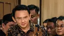 Basuki Tjahaja Purnama (Ahok) berjalan menuju kursi terdakwa untuk menjalani sidang lanjutan kasus dugaan penistaan agama di PN Jakarta Utara, Selasa (20/12). Sidang mendengarkan tanggapan dari JPU atas nota keberatan Ahok (Liputan6.com/Pool/Agung Rajasa)