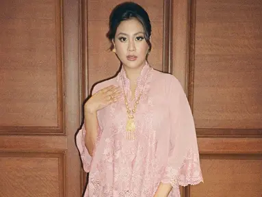 Melalui akun Instagram, Sherina terbilang atif mengunggah berbagai kegiatannya. Terbaru, dirinya tampak mengunggah foto memakai kebaya saat menjadi seorang bridesmaid. (Liputan6.com/IG/@sherinamunaf)