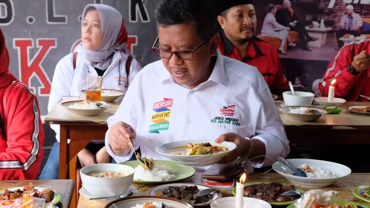 Cara Hasto Promosikan Cita Rasa Nusantara, Makan Siang Pakai Jengkol