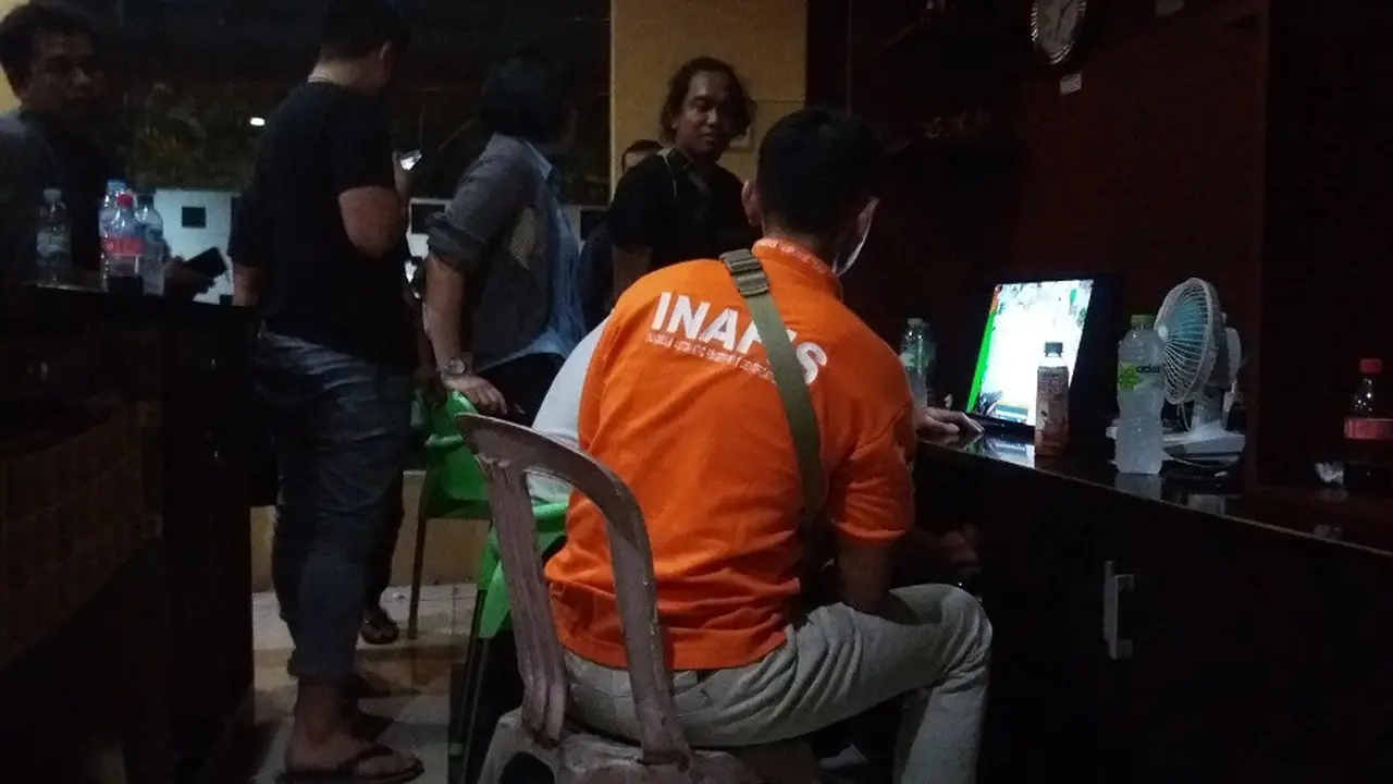 Tim Inafis Polrestabes Makassar tampak memeriksa rekaman CCTV milik Hotel Benhil Makassar (Liputan6.com/ Eka Hakim)