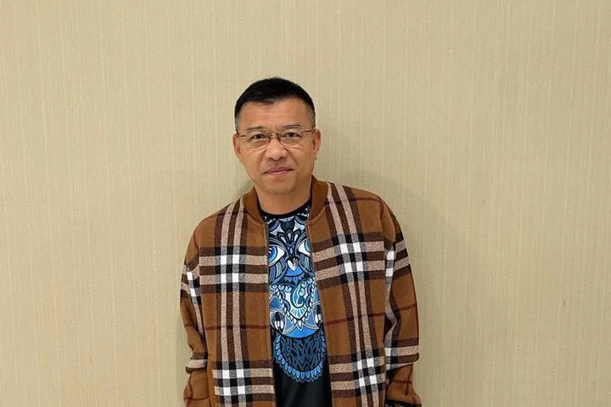 Potret Anang Hermansyah dengan jaket warna coklat dan motif bergaris hitam putih (Instagram/@ananghijau)