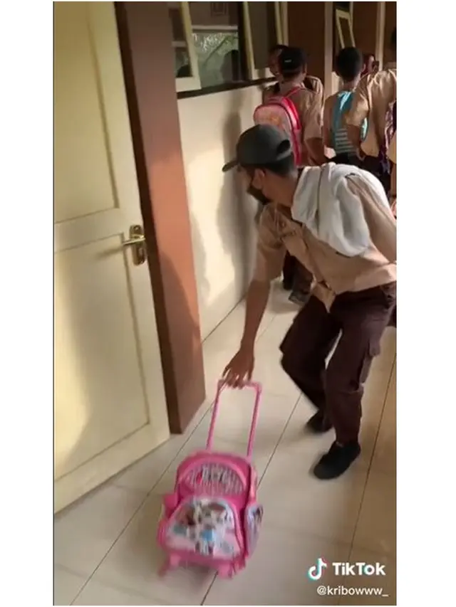 6 Potret Kocak Siswa SMK Pakai Tas Bocah ke Sekolah, Kompak Banget