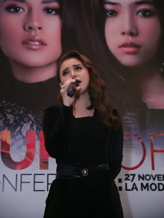 Seperti diketahui, penyanyi asal Sumedang ini mengisi soundrack film Ayat Ayat Cinta yang dirilis pada tahun 2008 silam. Melihat kesuksesan film perdananya, ia mengaku sempat takut. (Nurwahyunan/Bintang.com)