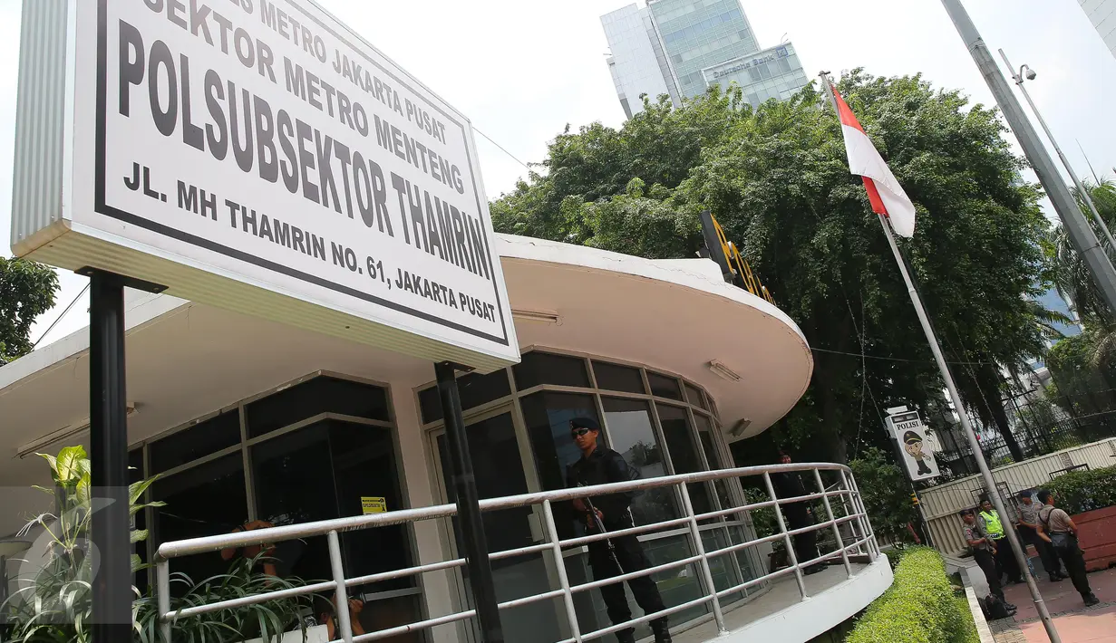 Seorang anggota kepolisian bersenjata lengkap berjaga di depan Pos Polisi di kawasan Jalan MH Thamrin, Jakarta, Jumat (15/1).  Pasca-teror di kawasan Sarinah, Polri meningkatkan status keamanan Indonesia menjadi siaga satu. (Liputan6.com/Faizal Fanani)