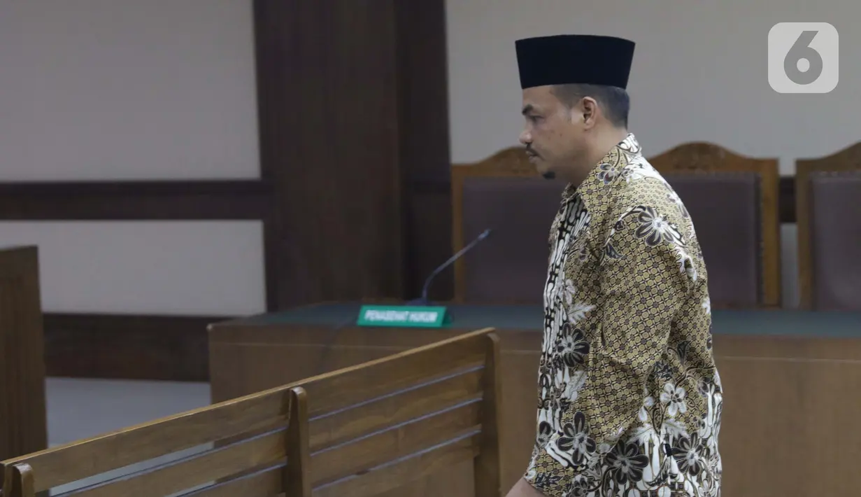 Tersangka dugaan suap ke Gubernur Kepri nonaktif Nurdin Basirun, Abu Bakar bersiap menjalani sidang dakwaan di Pengadilan Tipikor, Jakarta, Rabu (2/10/2019). Abu Bakar didakwa membantu pengusaha Kock Meng memberikan suap terkait izin pemanfaatan laut. (Liputan6.com/Helmi Fithriansyah)