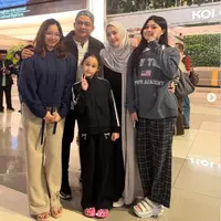Gaya Adelia Wilhelmina Ibadah Haji Bareng Pasha Ungu, Tetap Cantik Pakai Hijab Syariah